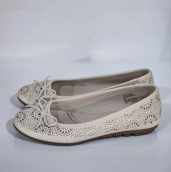 Cliffs by White Mountain cream-colored ballet flats with perforated design Sz 9 - Picture 1 of 8